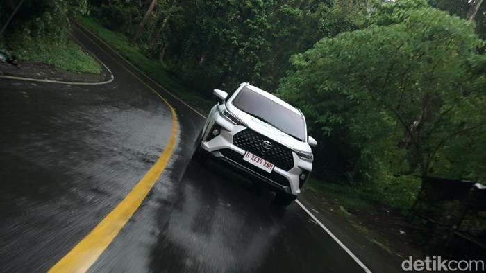 Array,Sabar, Veloz Hybrid Baru Dikirim ke Garasi Konsumen Februari