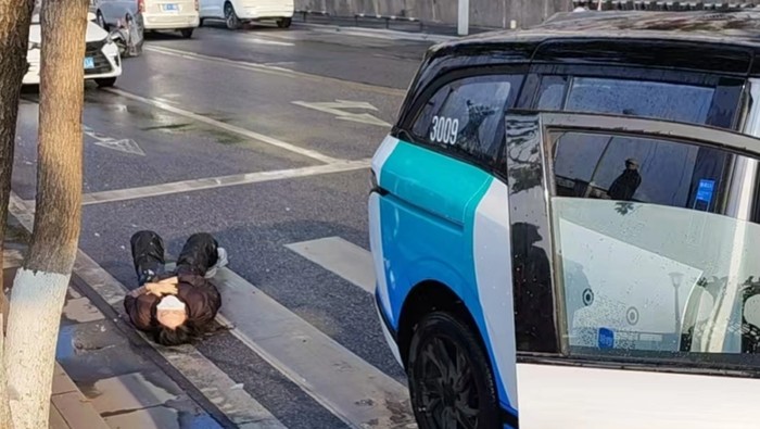 Array,Ngeri! Taksi Otonom Tabrak Dua Pejalan Kaki, Ada yang Kejepit di Bawah Mobil