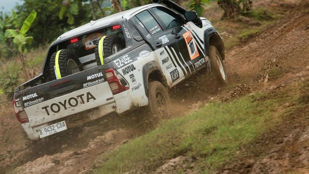 Array,Gak Cuma buat Usaha, Toyota Hilux Bisa Dimodifikasi untuk Balap Reli