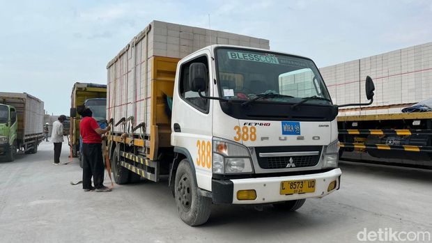 Array,Pabrik Bata Ringan Terbesar di Indonesia Pakai 180 Truk Fuso untuk Logistik