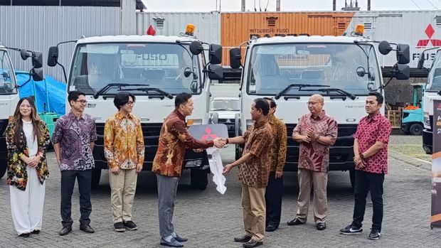 Array,Mitsubishi Fuso Serahkan 10 Unit Fighter X ke Pengusaha di Surabaya