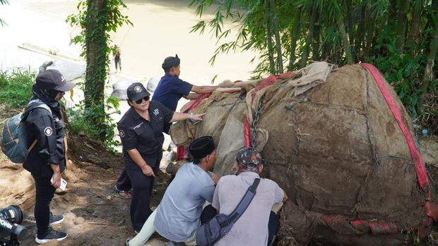 Fakta-Fakta Prasasti Muara Cianten, Tinggalan Kerajaan Tarumanegara, di Bogor, 1. Ditemukan Sejak Era Kolonial Belanda, 2. Peninggalan Kerajaan Tarumanegara, 3. Belum Bisa Ditafsirkan dan Menyimpan Misteri Sejarah, 4. Berada di Lokasi Asli Saat Ditemukan, 5. Rentan Rusak Karena Banjir dan Erosi