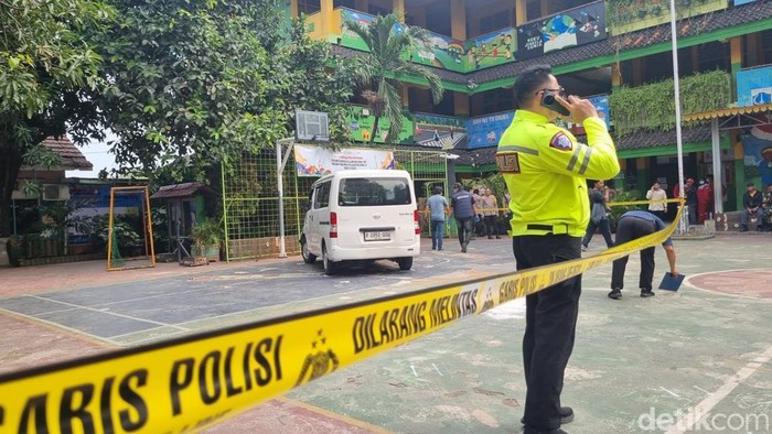 Array,Sopir Mobil MBG Nyelonong Tabrak Siswa SD: Niat Ngerem, Malah Injak Pedal Gas