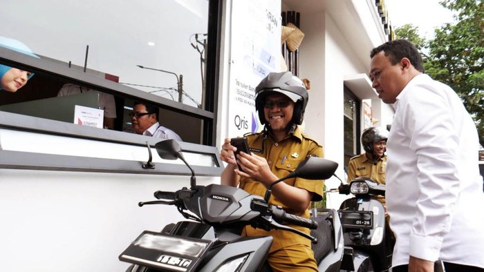 Array,Perpanjang STNK Bisa Drive Thru: Nggak Perlu Turun dari Motor, 3 Menit Kelar