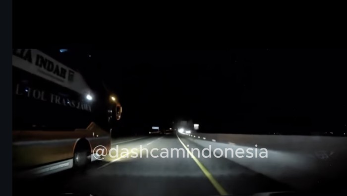 Array,Sopir PO Rosalia Indah Ugal-ugalan di Tol: dari Bahu Jalan Langsung Potong Kanan