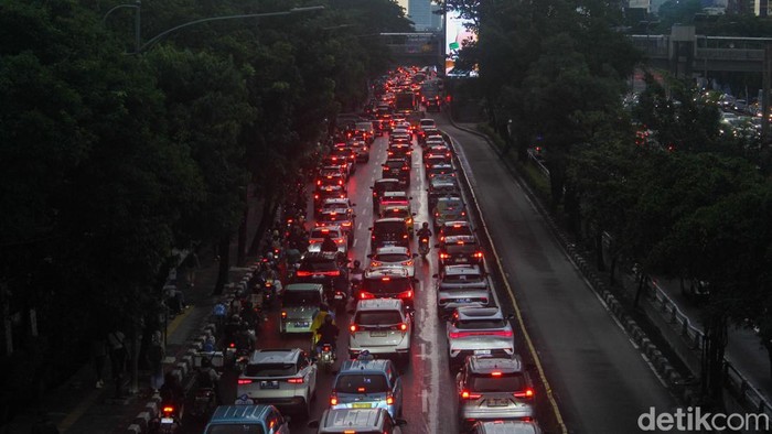 Array,Mobil Rp 150 Juta Banyak Seliweran, Kata Menko Airlangga Bikin Tambah Macet