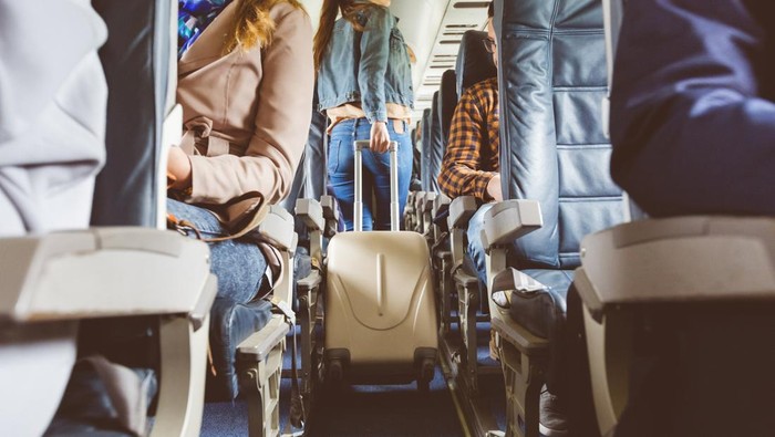 Pramugari Peringatkan Traveler: Jangan Jadi 'Kutu Lorong' di Pesawat, 1. Berdiri Hanya Untuk Meregangkan Tubuh, 2. Rapikan Barang Sebelum Turun, 3. Tunggu Giliran Untuk Mengambil Barang, 4. Selalu Gunakan Sepatu Saat Berjalan di Lorong
