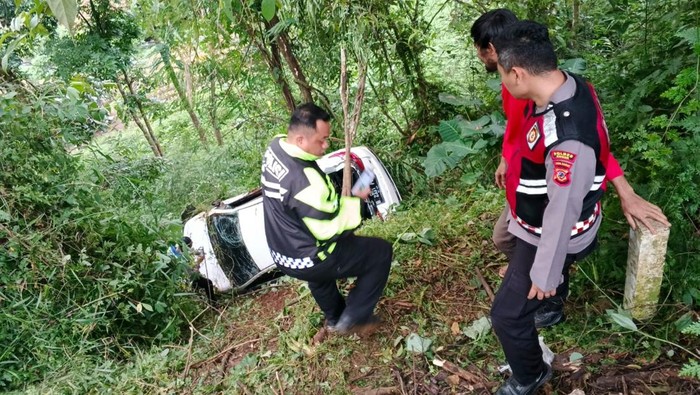 Array,Mobil Yaris Masuk ke Jurang 20 Meter di Puncak, Ini Sebabnya