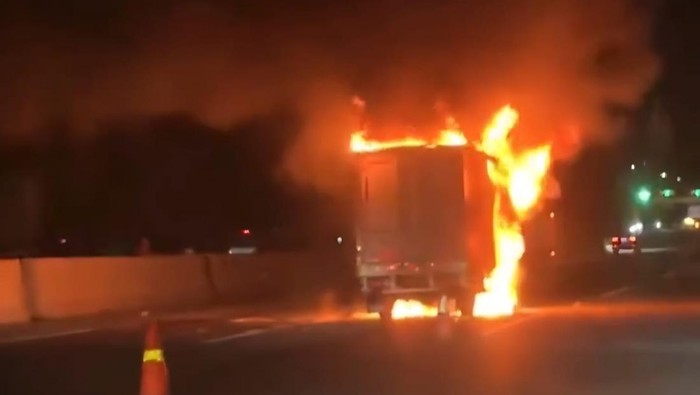 Array,Mobil Boks Terbakar di Tol Jagorawi, Ini Pemicunya