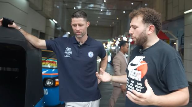 Array,Legenda Chelsea Gary Cahill Blusukan di Jakarta Naik Bajaj