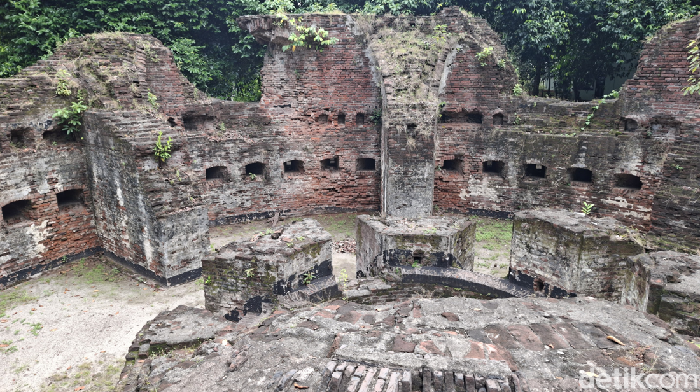 Array,Pesona Eksotis dan Misterius Reruntuhan Benteng Martello di Pulau Bidadari