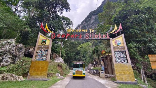 10 Rekomendasi Wisata di Sijunjung, Sumatera Barat, 1. Geopark Ranah Minang Silokek, 2. Ngalau Laguang, 3. Wana Telabang Sari, 4. Perkampungan Adat Nagari Sijunjung, 5. Ngalau Basurek, 6. Bukit Ponggang, 7. Bukit Lontiak, 8. Nagari Lubuk Tarok, 9. Puncak Anggrek Sijunjung, 10. Bukit Panjamuan