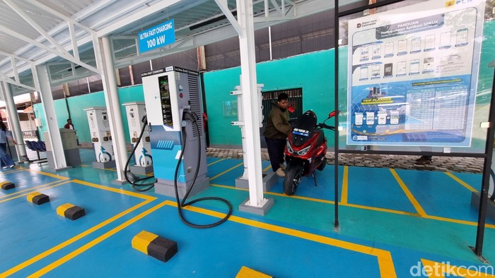 Array,Rebut-rebutan Ngecas Mobil Listrik