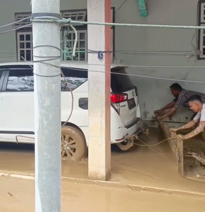 Array,Momen Kijang Innova Reborn Dipakai Buat Bersih-bersih Lumpur