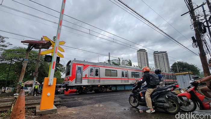 Array,Cara Aman Lewat Perlintasan Kereta: Berhenti, Tengok Kiri-Kanan, Buka Kaca