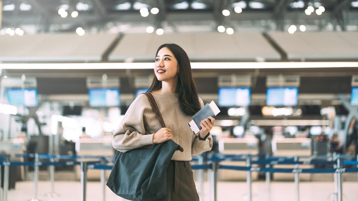 Traveler, Ini Pakaian yang Nyaman Dipakai untuk Penerbangan Jarak Jauh, 1. Sepatu Kets, 2. Celana dengan Jahitan Fleksibel, 3. Sweater Ringan, 4. Jaket Bomber Ramping, 6. Kaus Kaki Kompresi, 7. Koper Berkualitas Tinggi