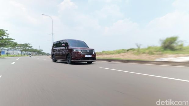 Review Honda Step WGN e:HEV: Nyaman, Efisien, dan Masuk Akal!, Rasa Berkendara yang 'Khas' Honda, Performanya Galak tapi Irit!, Nyaman dan Akomodatif, Kesimpulan dan Harga Honda Step WGN e:HEV