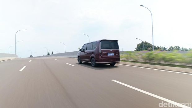 Review Honda Step WGN e:HEV: Nyaman, Efisien, dan Masuk Akal!, Rasa Berkendara yang 'Khas' Honda, Performanya Galak tapi Irit!, Nyaman dan Akomodatif, Kesimpulan dan Harga Honda Step WGN e:HEV