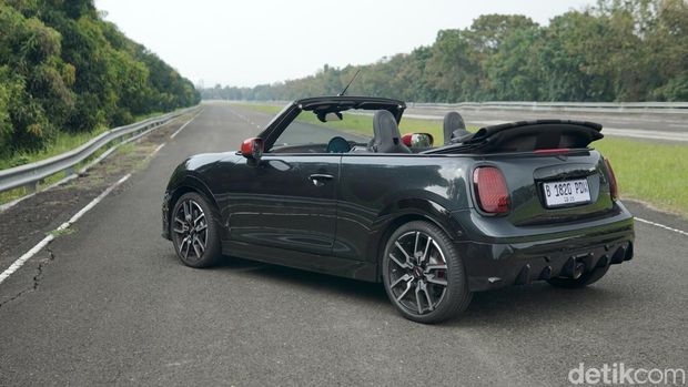 Array,Tes Lengkap MINI Cabrio JCW: Mobil Seksi dengan Performa Luar Biasa!
