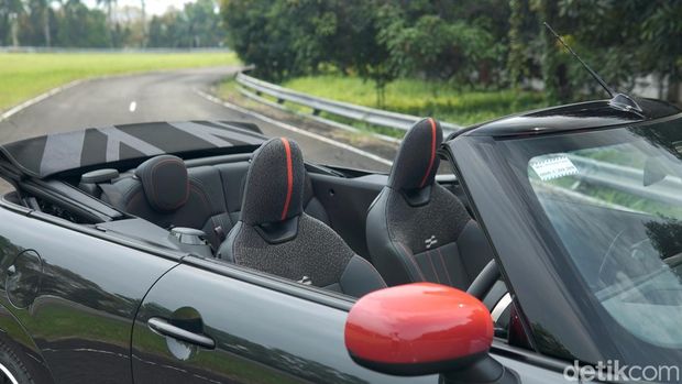 Array,Tes Lengkap MINI Cabrio JCW: Mobil Seksi dengan Performa Luar Biasa!