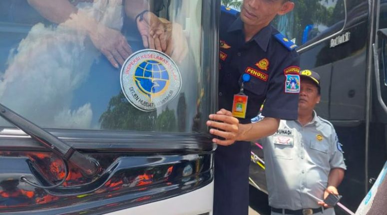 Array,Jangan Mau Naik Bus Kalau Nggak Ada Stiker Ini, Pokoknya Jangan