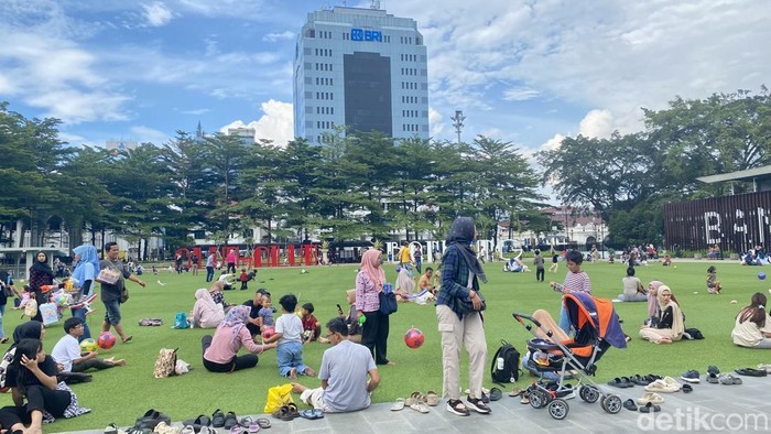 4 Spot Foto Favorit Wisatawan di Alun-alun Bandung, 1. Papan Slogan Bandung Juara, 2. Halaman Depan Masjid Raya Bandung, 3. Monumen Asia-Afrika, 4. Gapura JPO Asia-Afrika