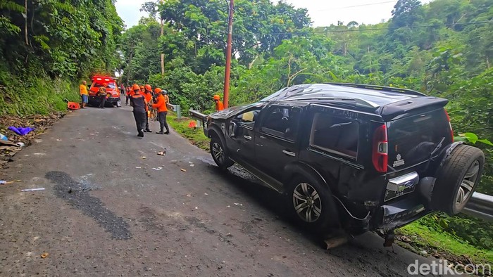 Array,Ford Everest Terguling di Tanjakan Cisarakan Sukabumi, Ini Sebabnya