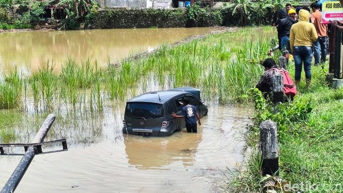 Array,Duh! Honda Freed Nyemplung Sawah Gara-gara Sopirnya Microsleep