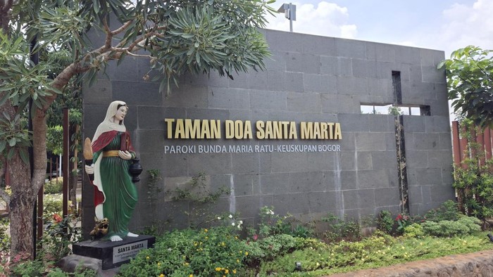 Wisata Rohani di Taman Doa Santa Marta Depok, Konsep Terbuka dan Ramah Lingkungan, 1. Jalan Salib, 2. Plaza Maria, 3. Sakrarium