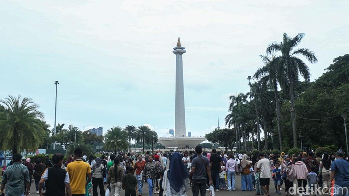 Kamu Tidak Mudik? Ini 7 Rekomendasi Wisata di Jakarta yang Buka Saat Lebaran, 1. Monumen Nasional, 2. Kota Tua Jakarta, 3. Taman Margasatwa Ragunan, 4. Ancol, 5. Taman Mini Indonesia Indah (TMII), 6. Jakarta Aquarium, 7. Pantai Indah Kapuk (PIK)