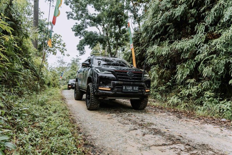 Array,Komunitas Bawa Fortuner Blusukan di Bumi Borneo