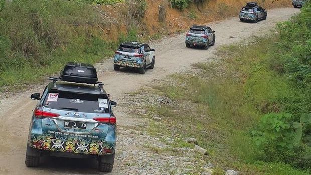 Array,Komunitas Bawa Fortuner Blusukan di Bumi Borneo