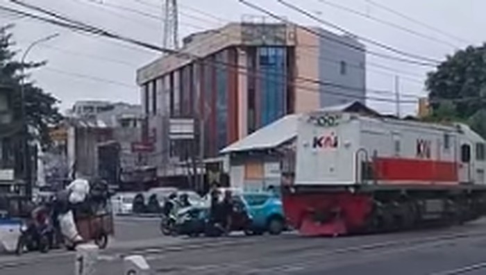 Array,Brak! Taksi Listrik VinFast Ditabrak Kereta usai Terobos Palang
