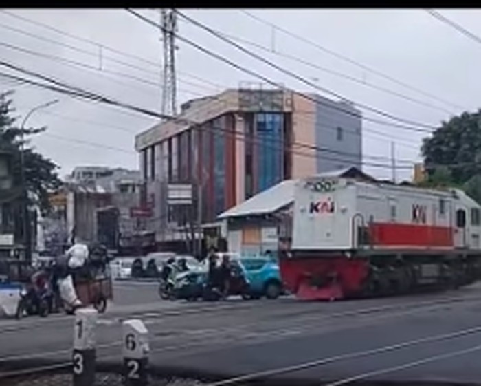 Array,3 Kecelakaan Taksi Listrik Tertabrak Kereta