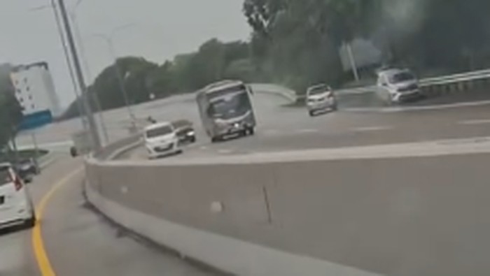 Array,Geger Avanza Lawan Arah di Tol, Pakai Bahu Jalan Nyaris Hantam Mobil Lain!