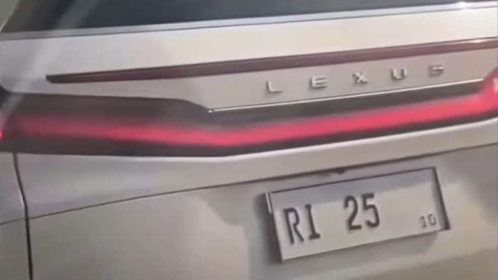 Array,Viral Lexus Berpelat RI 25 Potong Antrean di Gerbang Tol