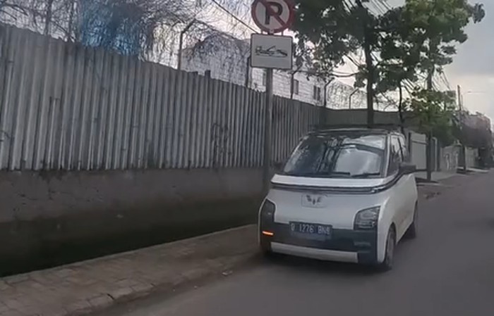 Array,Nggak Cuma Motor, Mobil Mulai Ikut-ikutan Lawan Arah di Jalan Raya
