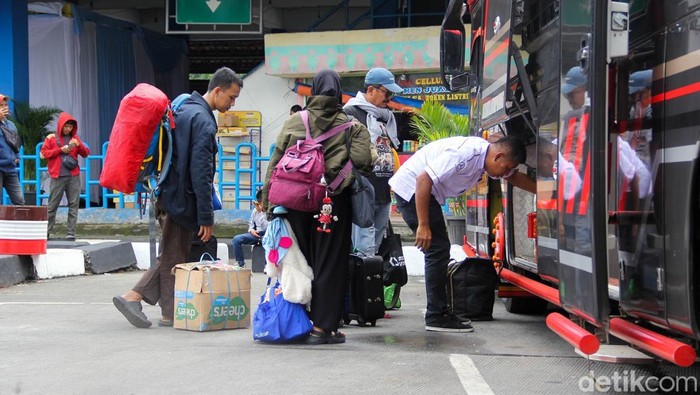 Perjalanan Tanpa Cemas: Tips Aman Naik Transportasi Umum, 1. Jangan Pilih Area yang Kosong, 2. Jaga Barang Berharga, 3. Perhatikan Langkah Kaki, 4. Pahami Situasi Untuk Menarik Rem Darurat, 5. Tetap Waspada Pada Sekitar, 6. Hindari Berdiri atau Duduk di Dekat Pintu, 7. Gunakan Handphone Dengan Bijak, 8. Menjauh dari Rel (Bagi Traveler yang Menaiki Kereta)