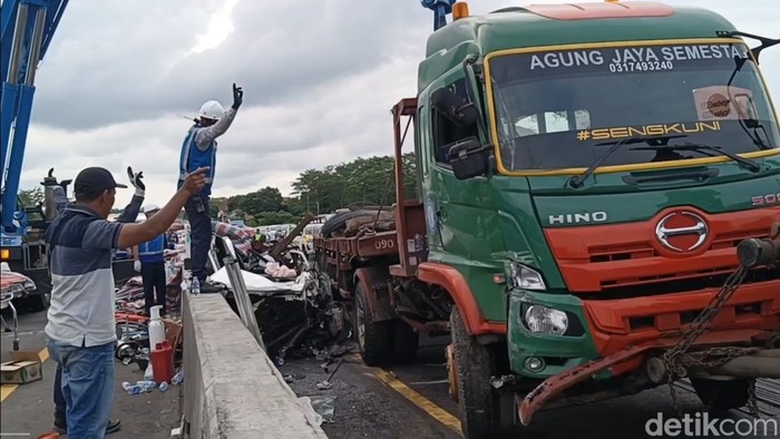 Array,Kecelakaan Maut di Tol, Kok Truk Muatan Besi Bisa Melintas saat Ada Pembatasan?