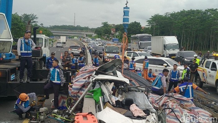 Array,Pengakuan Sopir Truk Kecelakaan Maut di Tol Batang: Jalan Rusak, Setir 'Lepas'