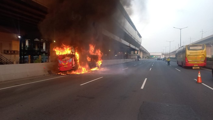 Array,Sempat Bikin Macet, Ternyata Ini Penyebab Bus Terbakar di Tol Japek