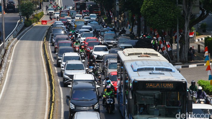 Array,Warga Bandung dan Jakarta Buang Waktu Setara 5 Hari Dalam Setahun gegara Macet
