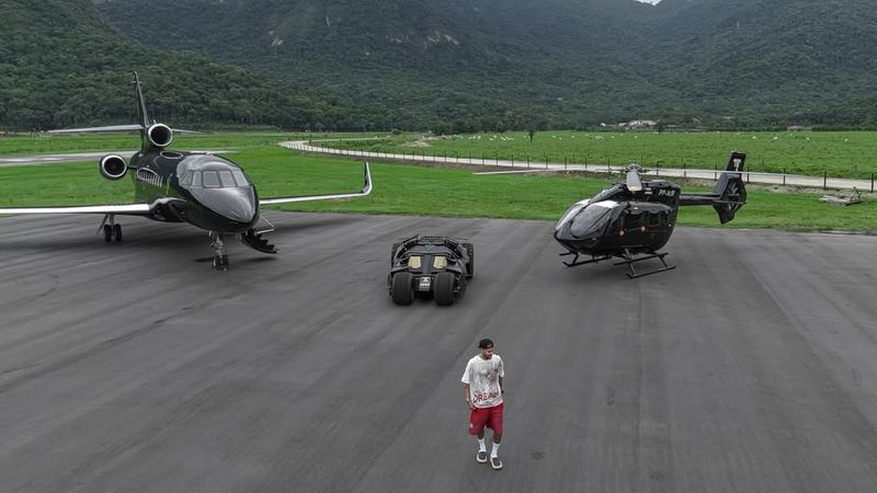 Array,Ferrari-Lomborghini Terlalu Mainstream, Neymar Pamer Batmobile, Jet Pribadi, Helikopter