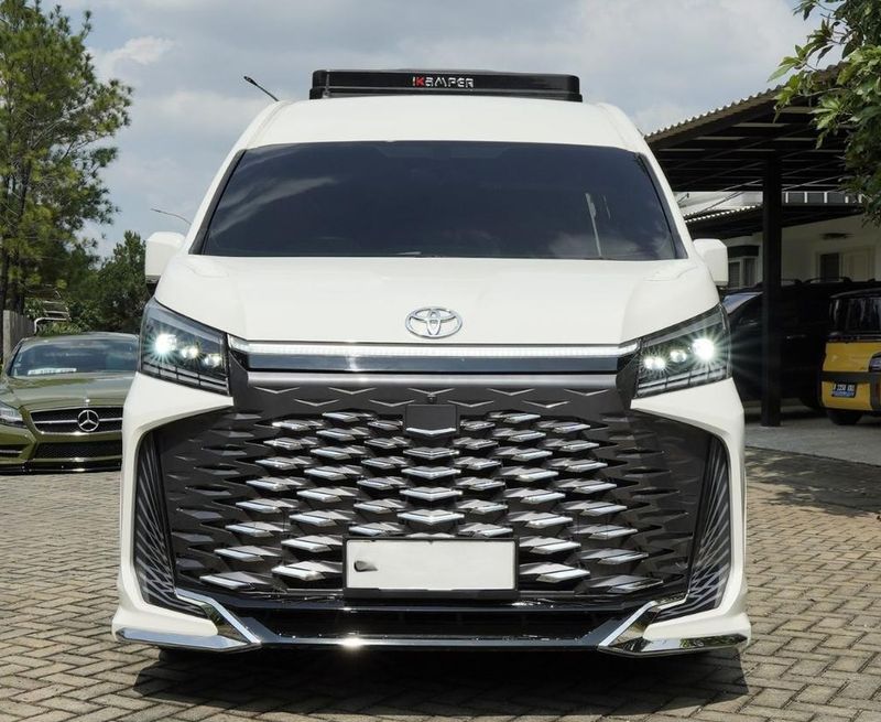 Array,Naik Kelas, Interior Toyota Hiace Disulap Jadi Mewah: Cuma Muat 8 Orang