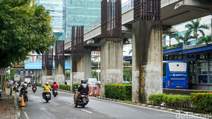 Array,Awas Macet! Ada Pembongkaran Tiang Monorel