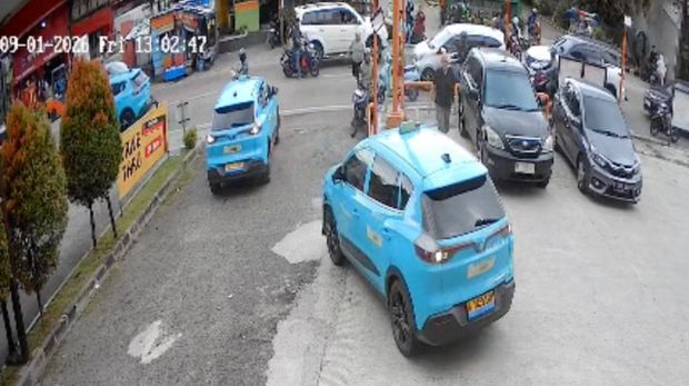 Array,Kronologi Kecelakaan Taksi Listrik VinFast yang Jalan Mundur dan Tabrak Restoran