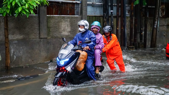 Array,Yakin Mau Terobos Banjir? Pikirin Ini Dulu Deh