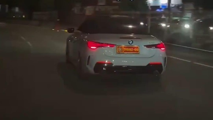 Array,Aksi Arogan Penumpang BMW Pelat Dinas: Nopol Palsu, Merokok Pula!
