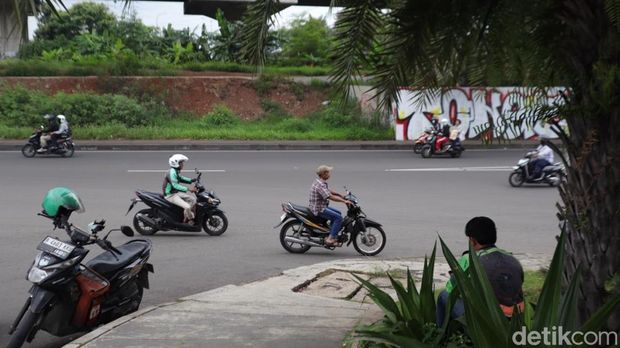 Array,Cuma di Indonesia, Pengendara Lawan Arah Dikasih 'Karpet Merah'