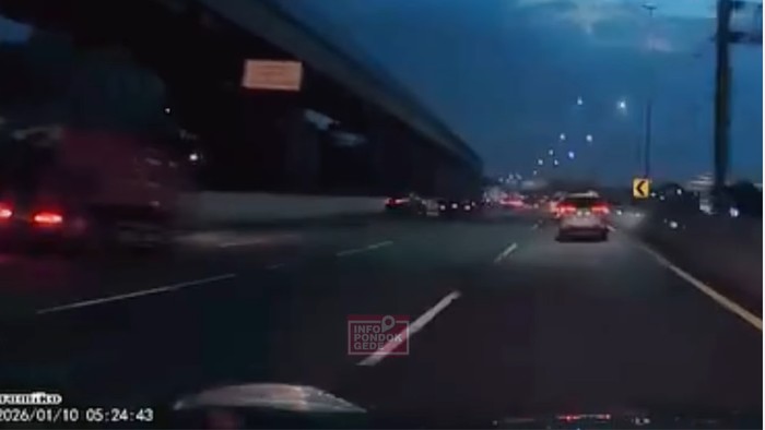 Array,Ngeri! SUV Bongsor Ngebut di Tol, Nyalip dari Kiri Melintir Berujung Kecelakaan